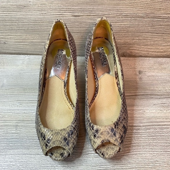 Leather peep toe heels Michael Kors leather snake platform pumps. - Picture 3 of 9